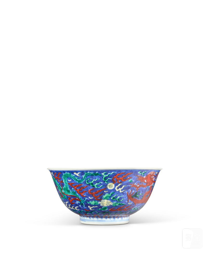 BOL EN PORCELAINE ÉMAILLÉE BLEU, VERT ET ROUGE À DÉCOR DE DRAGONS  CHINE, DYNASTIE QING, MARQUE À SIX CARACTÈRES DANS UN DOUBLE CERCLE EN BLEU SOUS COUVERTE ET ÉPOQUE KANGXI (1662-1722) - 图2